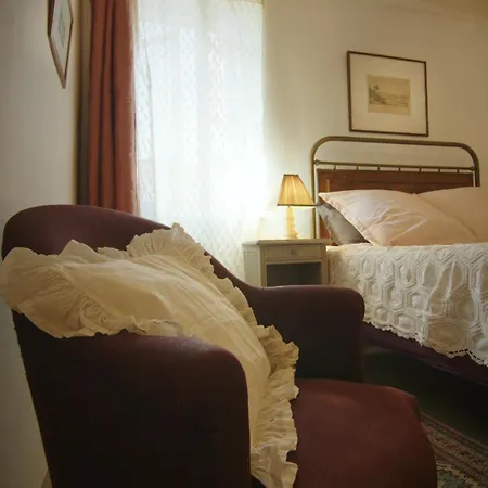 Les D'elise Collias
